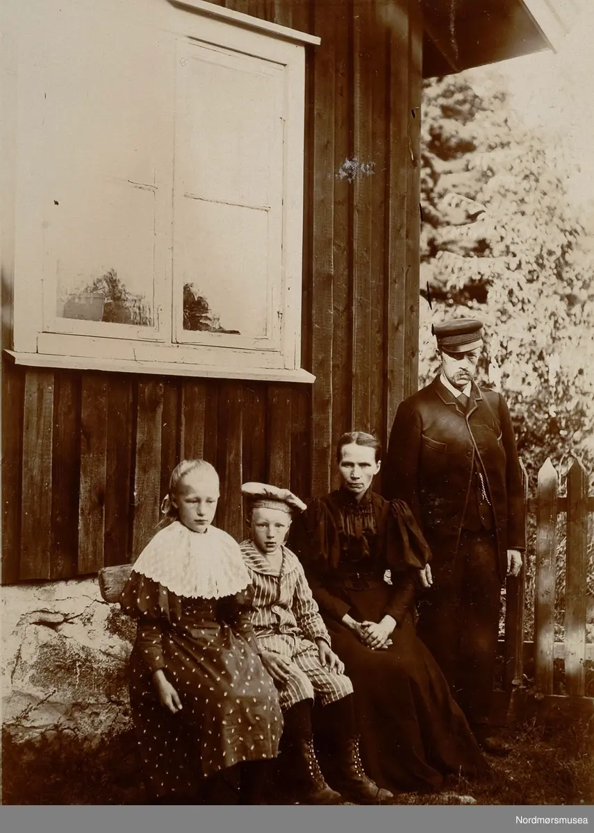 tjenerfamilie på Ulleberg.
 Bilde fra Marie Knudtzon (1879-1966) sin fotosamling. Se bilde nr KMb-2010-011.0001 for mer biografi. Fra Nordmøre museum sin fotosamling.
