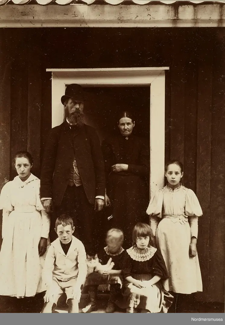 Tjenerfamile på Ulleberg.
 Bilde fra Marie Knudtzon (1879-1966) sin fotosamling. Se bilde nr KMb-2010-011.0001 for mer biografi. Fra Nordmøre museum sin fotosamling.
