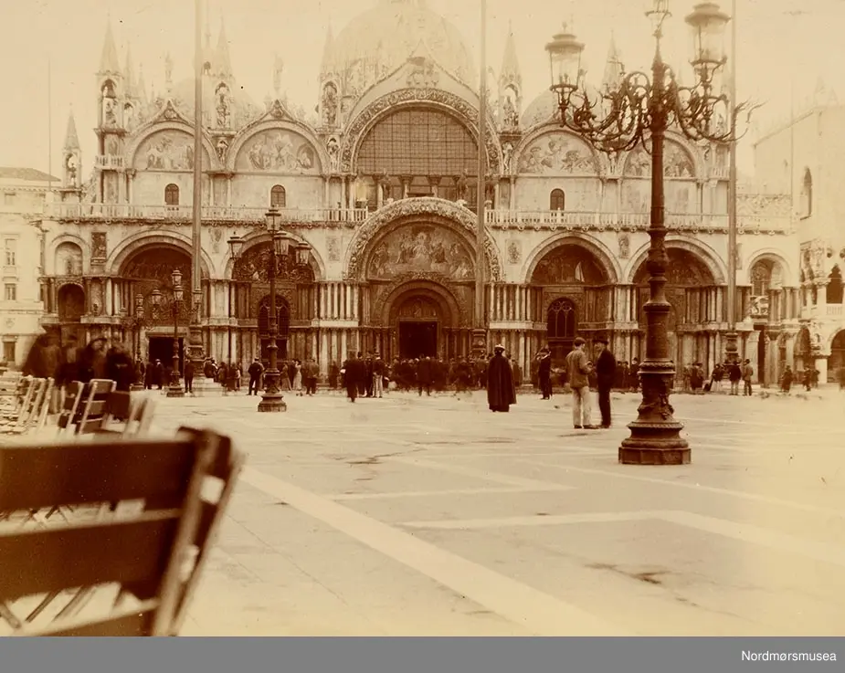 Markusplassen i Venezia med basilikaen. Veneto fylke, Italia.  Info: Virginia Bertani 2017.  Ingen duer. 
Bilde fra Marie Knudtzon (1879-1966) sin fotosamling. Se bilde nr KMb-2010-011.0001 for mer biografi. Fra Nordmøre museum sin fotosamling.