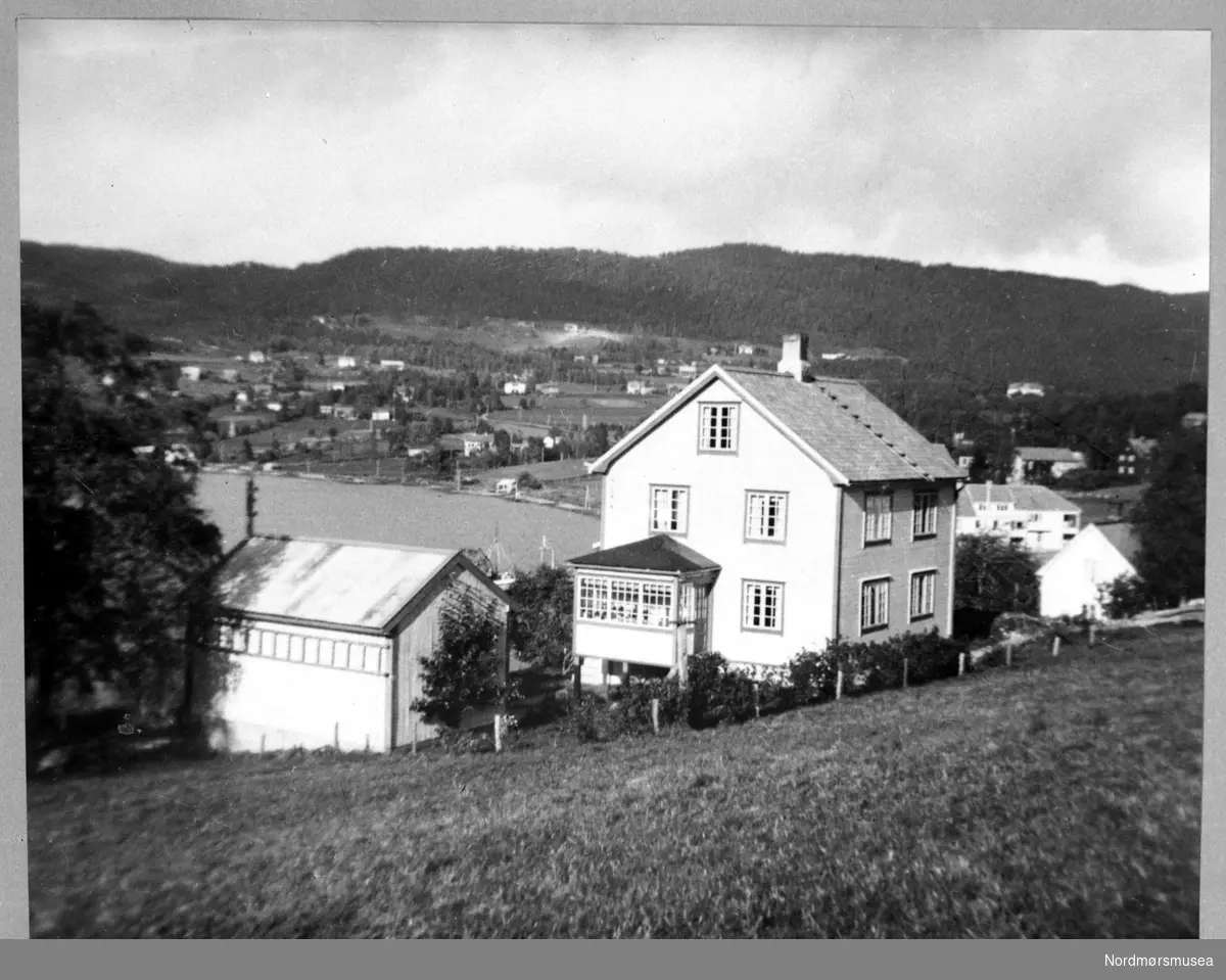 Gammelbrekka, Tingvoll sentrum. Samvirkelaget og Reitgrenda i bakgrunnen. Info: Magne Vassli. -  Fra Nordmøre museums fotosamlinger (Halås-arkivet).