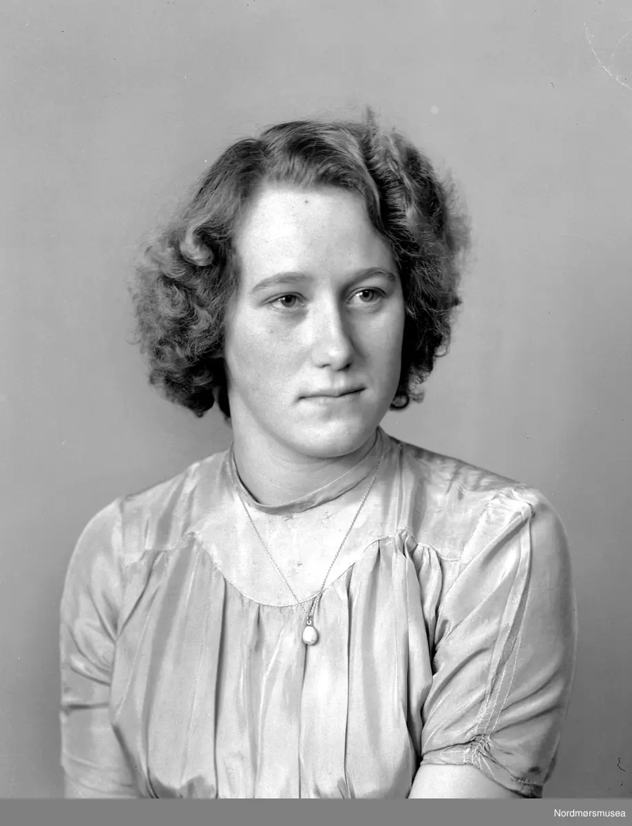 Anne Marta Silset, senere gift Johansen. Fra Nordmøre museums fotosamlinger (Halås-arkivet). (Reg: EFR2013/MBL2015.)
