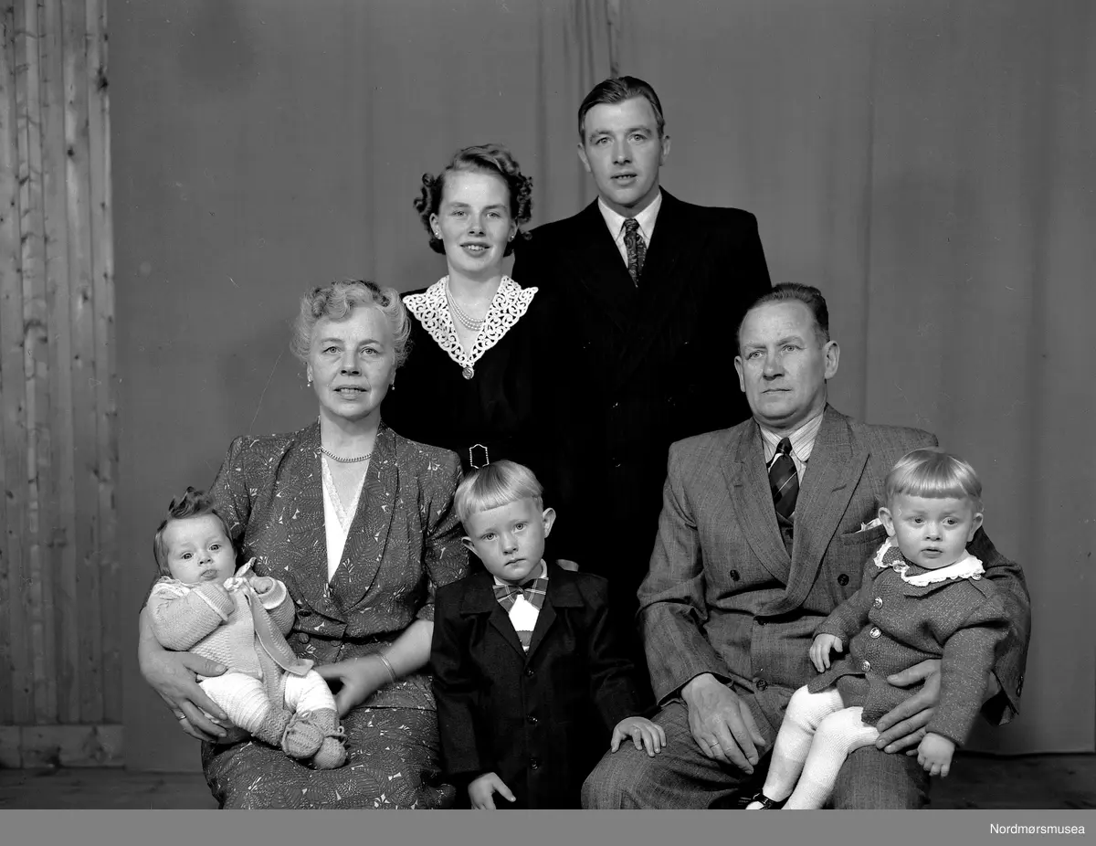 
Bjørn Egil Langnes, Mathilde Moen, Torleif Langnes, Torleif Moen, Berit og Erling Langnes. Fra Nordmøre museums fotosamlinger, Halås-arkivet.
