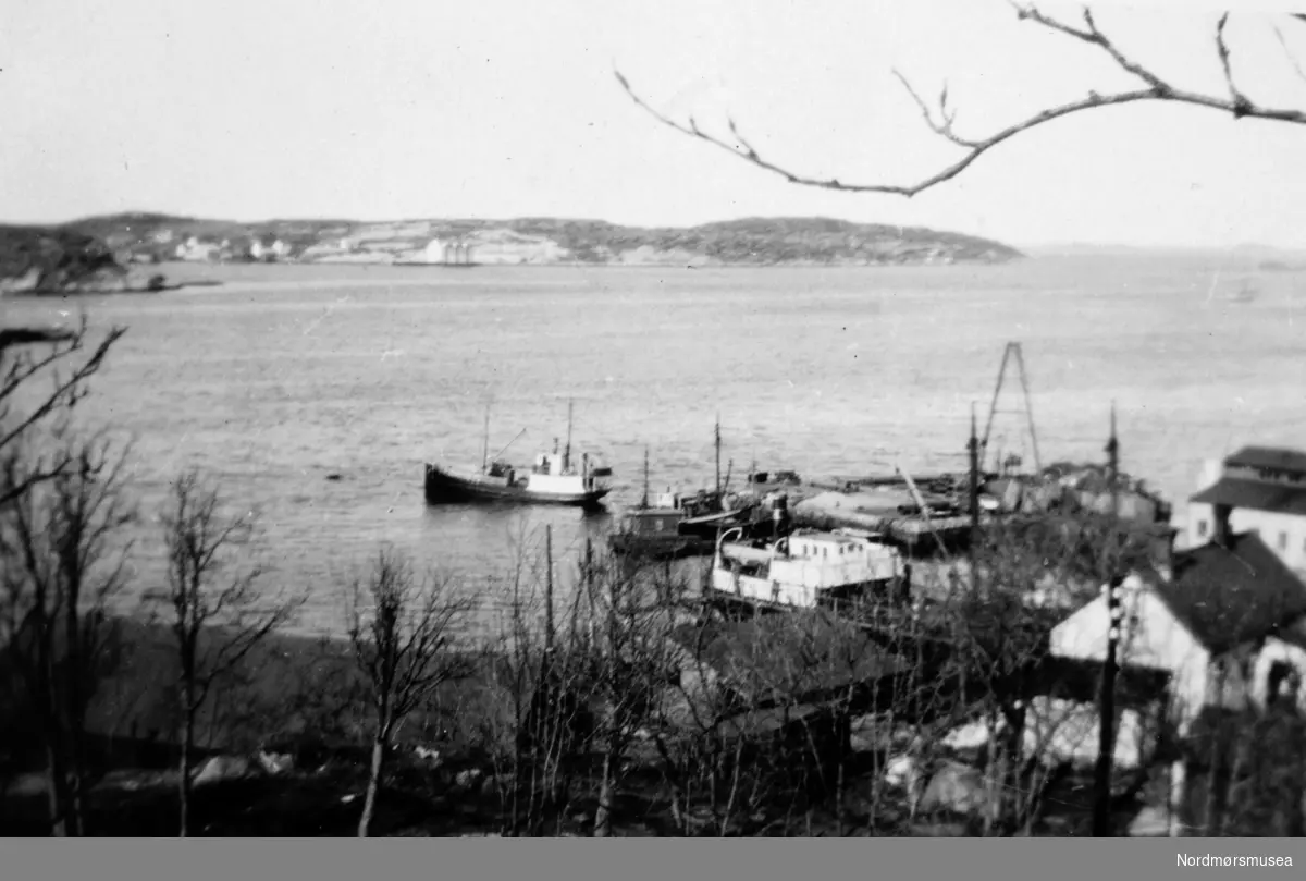 Bildet viser Sterkoder Mek. Verksted i Kristiansund med bygninger og båter på slipp og ved kai.
Utenfor verkstedet ses Dahlesundet og på den andre siden ses, fra venstre, en bit av Teistholmen og Skorpa med Visnesbrygga. (Peter Storvik)
Sterkoder mek verkstad 1928. Fra Nordmøre Museums fotosamlinger.