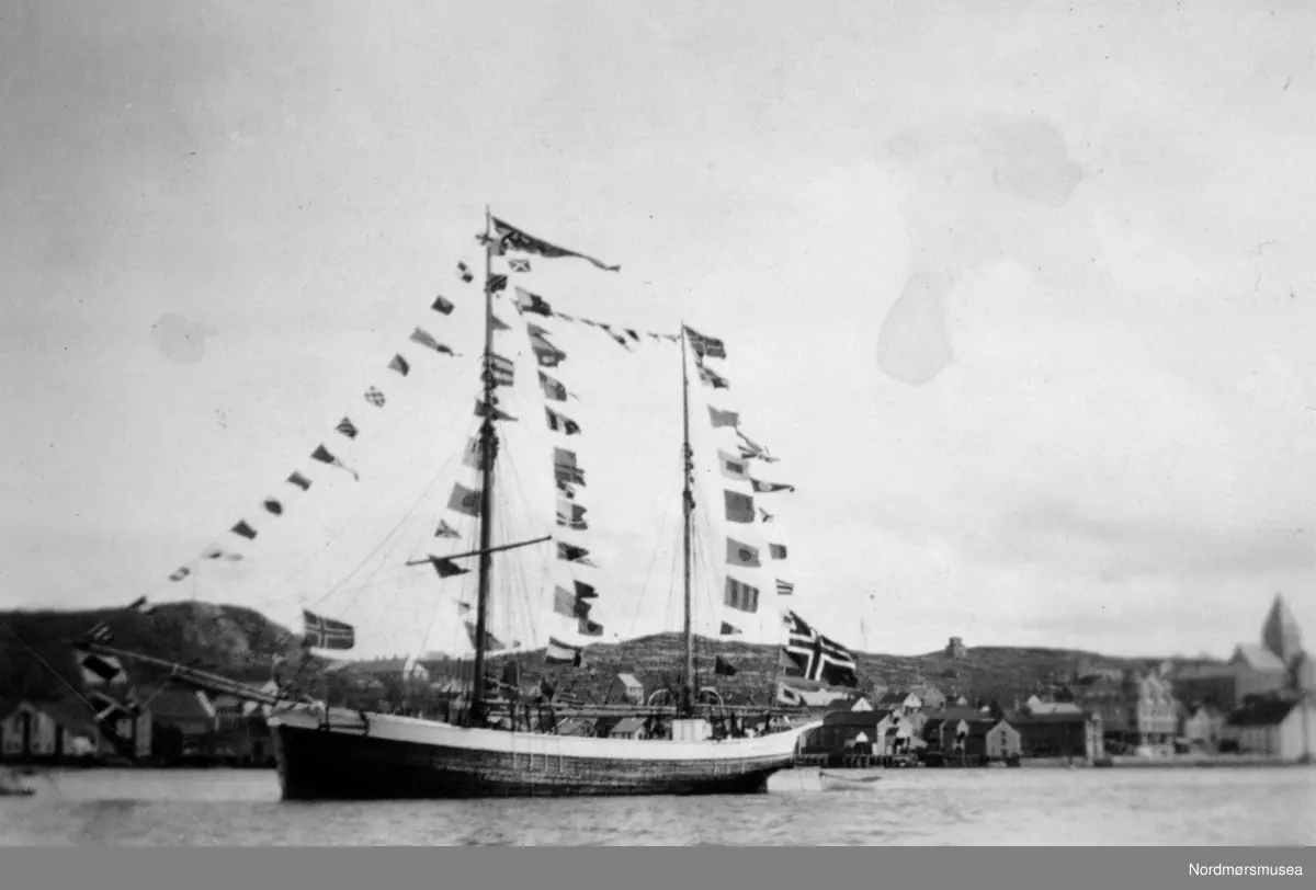 En galeas.  Nordlandet kirke th. Fra Nordmøre Museums fotosamlinger.