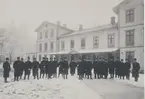 Karlsborg.  Infanterivolontärskolan , senare rekrytskolan för infanteriets officers-och reservofficersaspiranter.Slutet 1800-tal.Befälsbyggnaden i bakgrunden