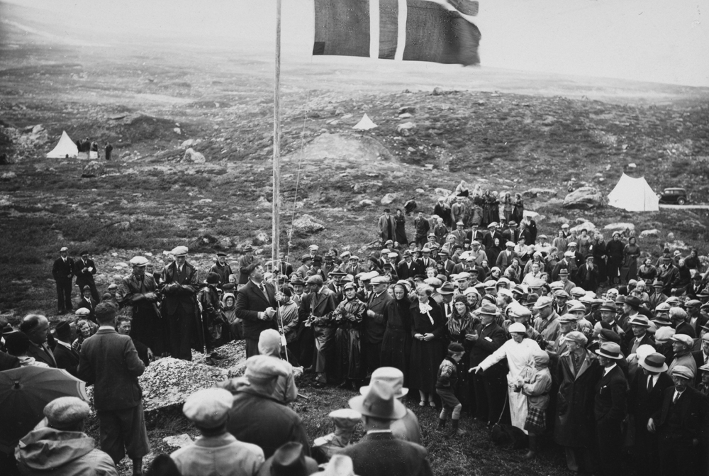 Markering på Saltfjellet ukjent anledning. Mye folk samlet ved Samisk offerplass, veien gikk like ved før den ble flyttet. Samiske offersteiner.