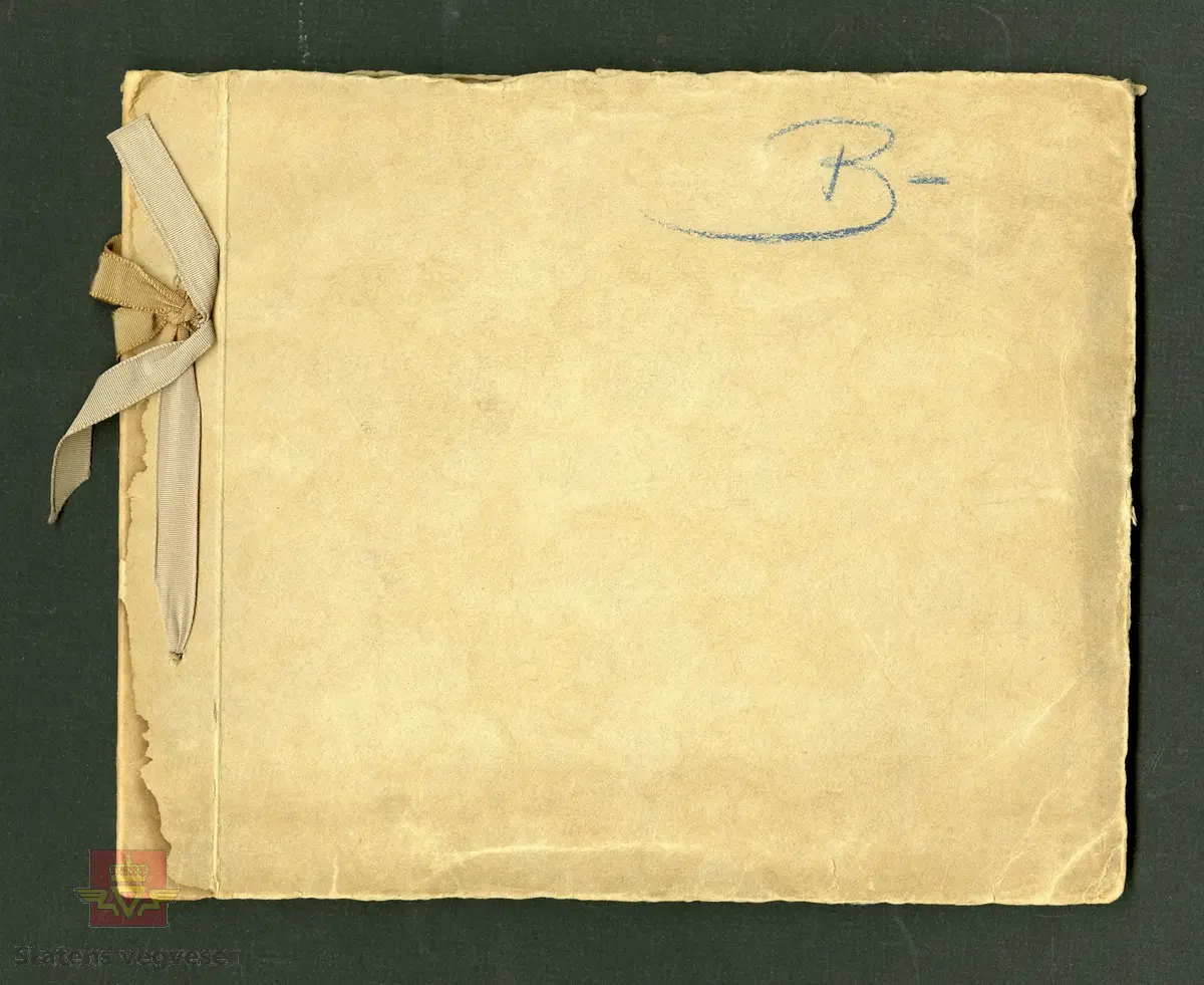 Album "Till Veidirektør Andreas Baalsrud,  Fr. A.S.W. Odelberg, Gustavsberg, Sverige. Oslo 4 feb 1933. Försök: Tiärinbränkt grusbana. 1932". Informasjon til bildene er skrevet for hånd. Innholdet i albumet viser tjærebehandling av veger i Sverige. Ref. til tre artikler i "Meddelelser av Veidirektøren", Nr. 11-November 1933. "Om tjærebehandling av veier, særlig med henblikk på den nye svenske metode," av avdelingsingeniør Axel Keim, side 163. "Billige  veidekker. Beretning om en studietur til Sverige og Danmark", av ingeniør Th. Resen-Fellie, side 168. Og på samme side fortsetter artkkelen  "Tjærebehandling av veier i Sverige", som er omtalt fra dette album. En ny metode for tjærebehandling av svenske grusveger er kort beskrevet I "Meddelelser fra Veidirektøren", Nr. 8-August 1932, side 130, og som knyttes til de andre artiklene.  Se vedlegg i nedlastinger.