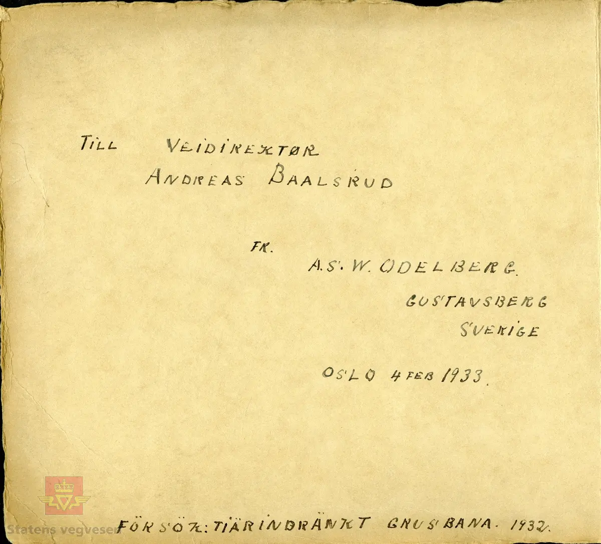 Album "Till Veidirektør Andreas Baalsrud,  Fr. A.S.W. Odelberg, Gustavsberg, Sverige. Oslo 4 feb 1933. Försök: Tiärinbränkt grusbana. 1932". Informasjon til bildene er skrevet for hånd. Innholdet i albumet viser tjærebehandling av veger i Sverige. Ref. til tre artikler i "Meddelelser av Veidirektøren", Nr. 11-November 1933. "Om tjærebehandling av veier, særlig med henblikk på den nye svenske metode," av avdelingsingeniør Axel Keim, side 163. "Billige  veidekker. Beretning om en studietur til Sverige og Danmark", av ingeniør Th. Resen-Fellie, side 168. Og på samme side fortsetter artkkelen  "Tjærebehandling av veier i Sverige", som er omtalt fra dette album. En ny metode for tjærebehandling av svenske grusveger er kort beskrevet I "Meddelelser fra Veidirektøren", Nr. 8-August 1932, side 130, og som knyttes til de andre artiklene.  Se vedlegg i nedlastinger.