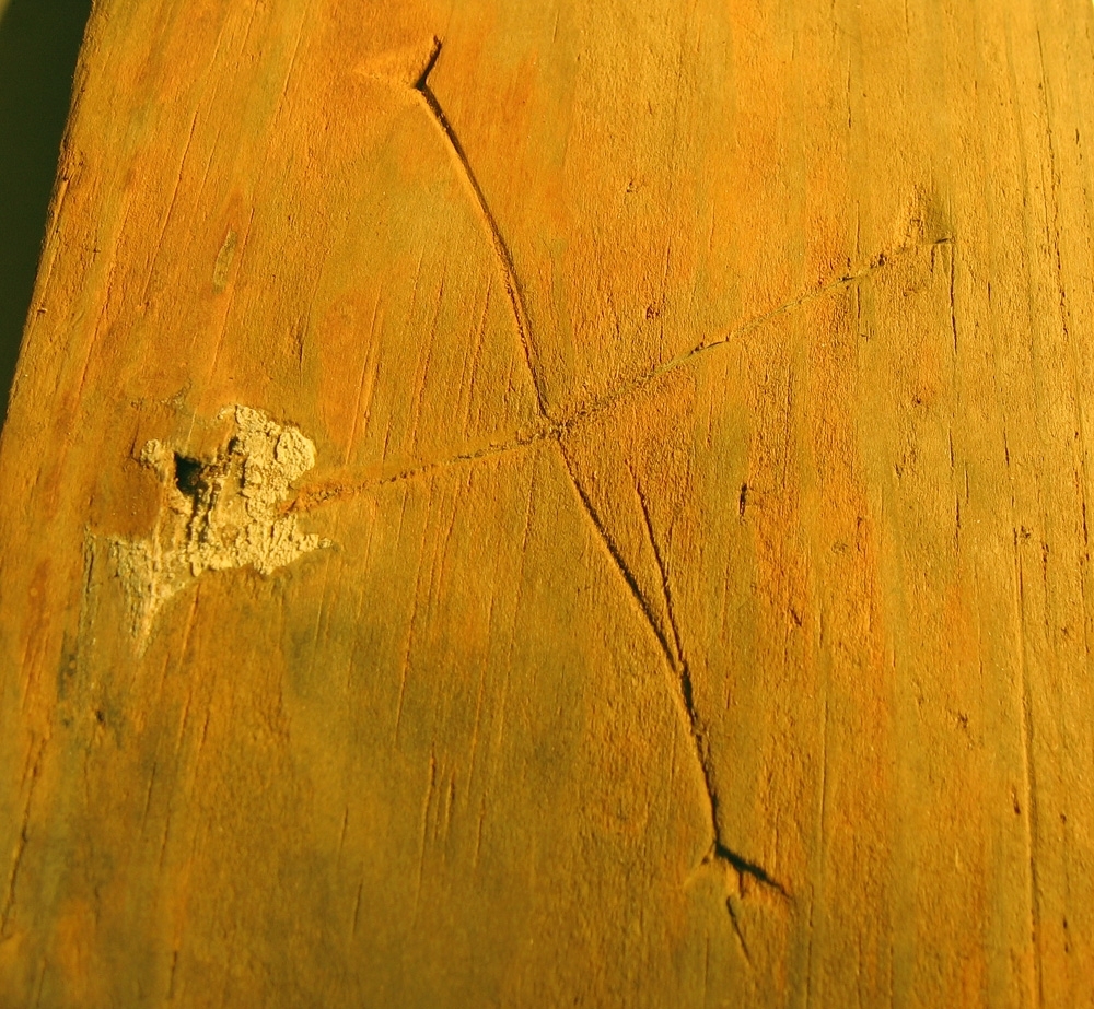 En svepask, i delar. Delarna utgörs av ett lock, en botten samt fragment av svepet. Locket och botten är båda försedda med varsitt bomärke.