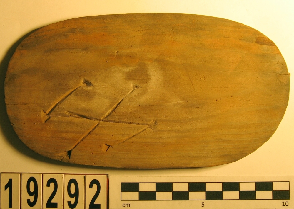 En svepask, i delar. Delarna utgörs av ett lock, en botten samt fragment av svepet. Locket och botten är båda försedda med varsitt bomärke.