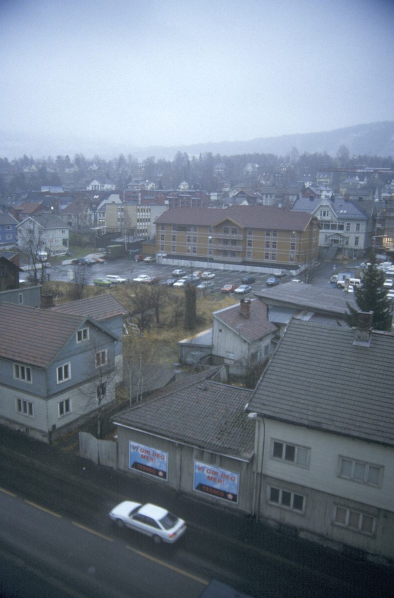 Lillehammer sentrum, område mellom Fåberggata, Løkkegata, Storgata og Tomtegata.  Bebyggelse, mot nord-øst, utsikt fra YK-huset. Fåberggata 101 med Hammer Hotel i bakgrunn