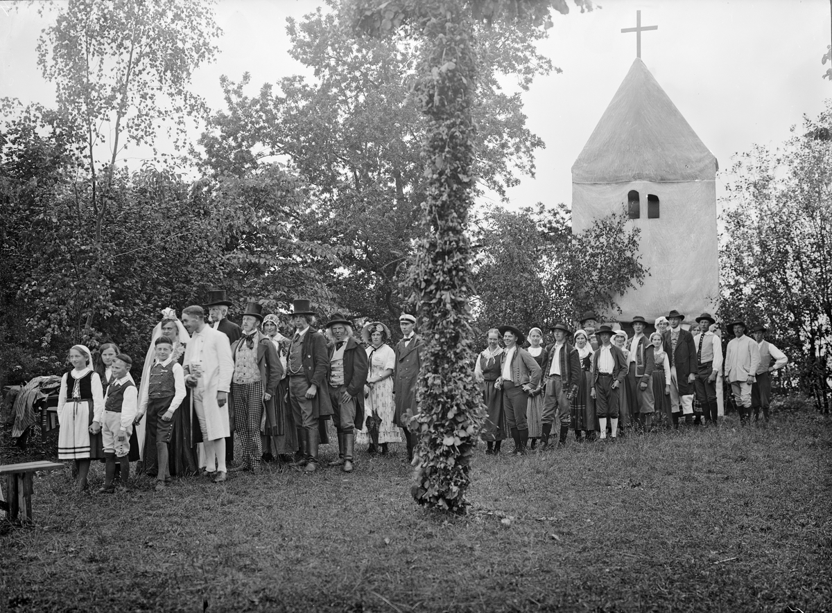 Skådespelarna till en uppsättningen av Värmlännigarna i Borghamn.