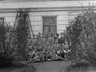 Gruppfoto av officerare utanför Vanäs mäss (garnisonshotellet) år 1894. Namnlista finns på bilaga till 55293.