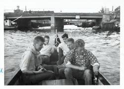 På vei ut Akerselva med motorbåten til Olsen. F.v. Harald Ma