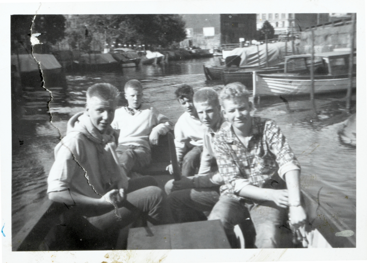 På vei ut Akerselva med motorbåten til Olsen. F.v. Harald Karlsen, Roger Johansen, Tor Pedersen, Kent Johansen og Olaf Olsen.