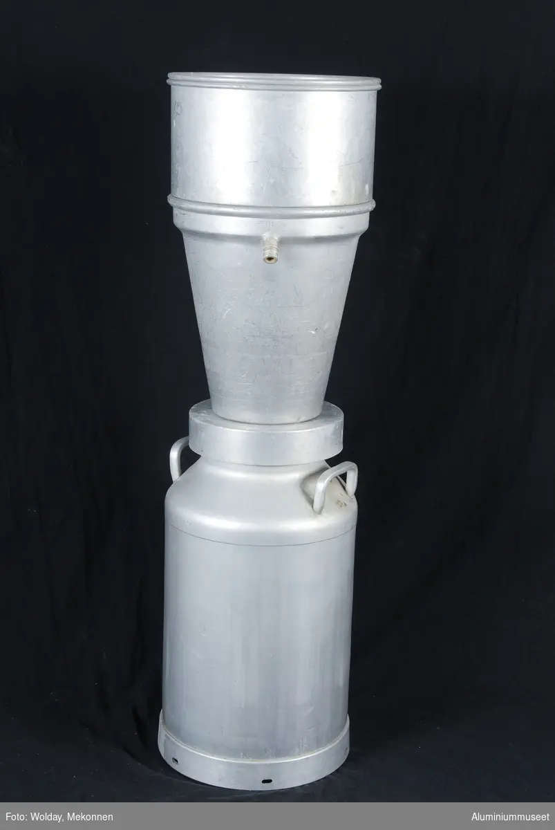 Melkekjøler med sil. Melkekjøleren består av 7 stk. deler: Prelleplate/grovsilplate. Fjær.  Filter.  Silholder.  Overdel. Underdel.  Kjøler.
Form: Sylindrisk.