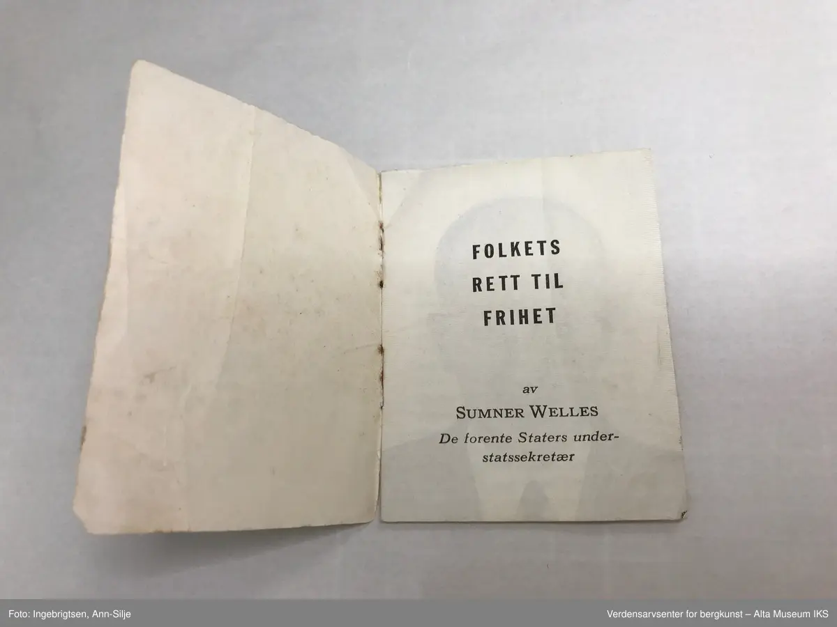 Lite hefte hvor arkene er stiftet sammen. Det er et enkelt fotografi av Sumner Welles på innsiden, og omslaget er illustrert med bilder.
