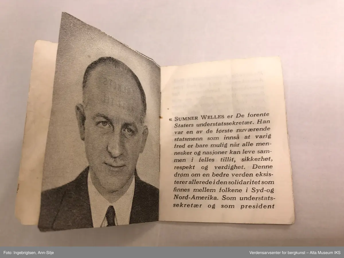 Lite hefte hvor arkene er stiftet sammen. Det er et enkelt fotografi av Sumner Welles på innsiden, og omslaget er illustrert med bilder.