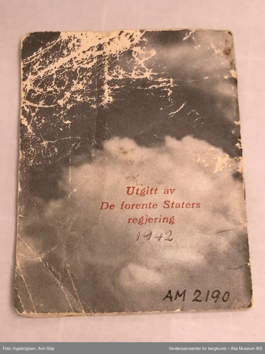 Lite hefte hvor arkene er stiftet sammen. Det er et enkelt fotografi av Sumner Welles på innsiden, og omslaget er illustrert med bilder.
