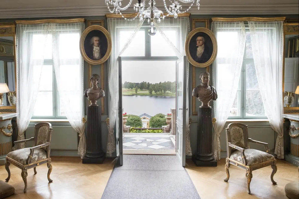 En av stuene i hovedbygningen på Bogstad gård. En dør står åpen ut mot hagen og Bogstadvannet.  