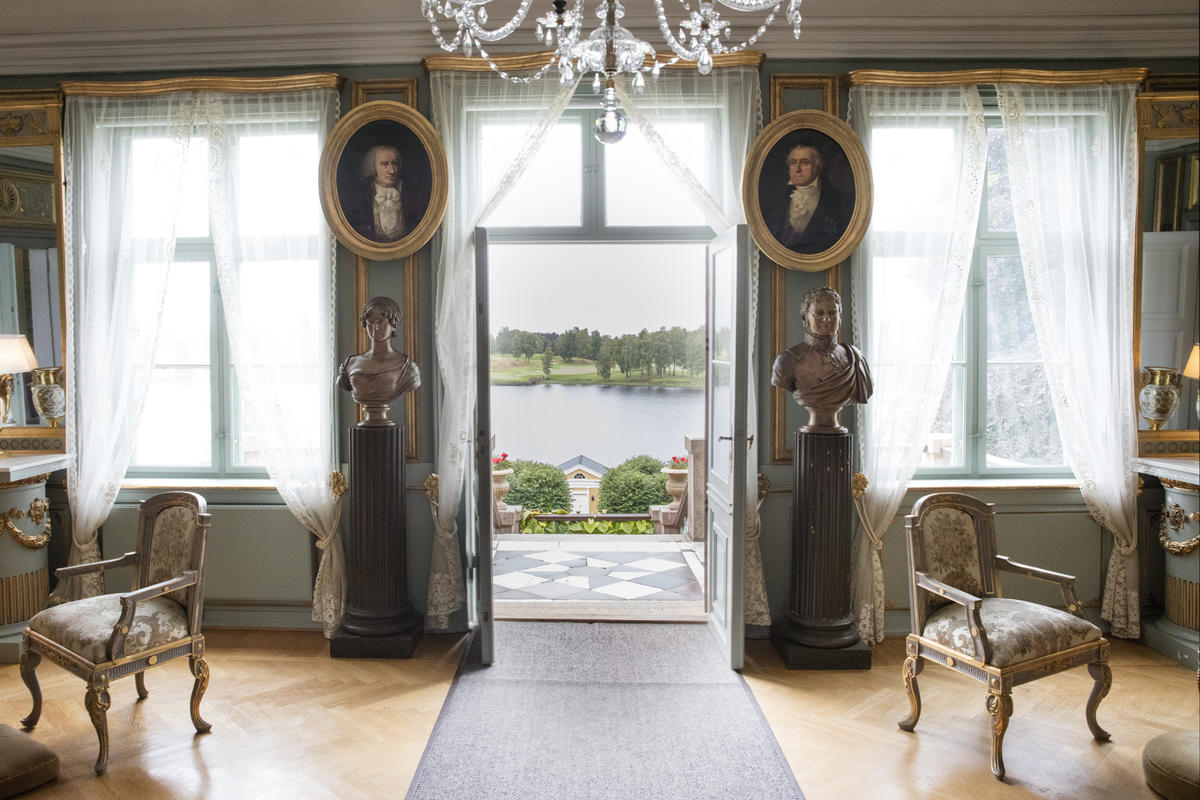 En av stuene i hovedbygningen på Bogstad gård. En dør står åpen ut mot hagen og Bogstadvannet.  