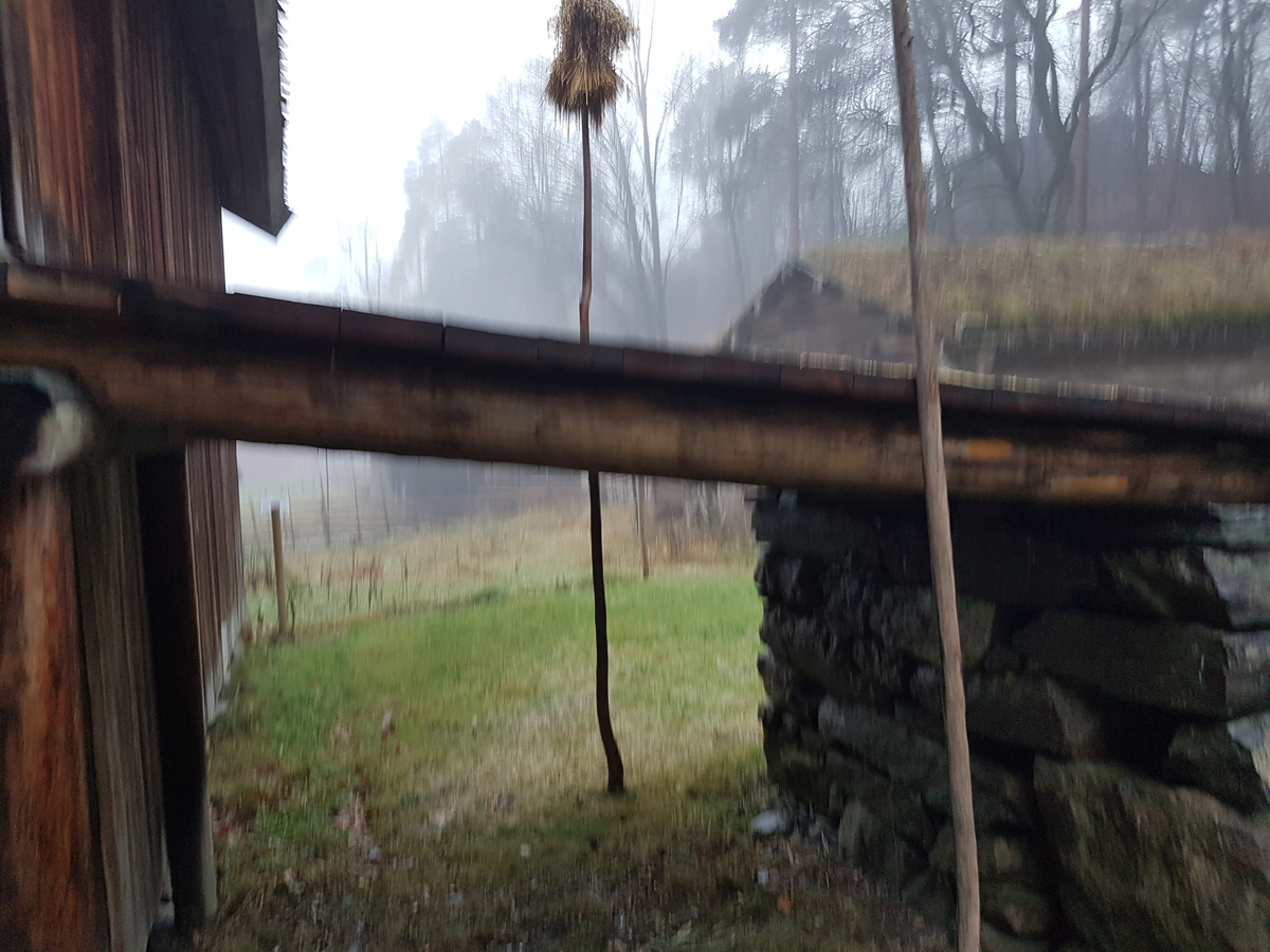 LØE FRA KVISLERBRÅTEN I SØR-ODAL, 1800-1850 
Overført til museet 1942, gjenoppført 1944 

Løa er i to etasjer, med kjørebru for hest og vogn opp til andre etasje. Midt i andre etasje ligger rommet som kalles låven. Hit ble korn og høy kjørt, og kornet ble tresket på låven. På begge sider av låverommet er det fôrrom som går over begge etasjer, fra golv til møne. Det ene ble brukt til korn, og det andre til høy. I første etasje kalles midtrommet underlåve. 

(Tekst hentet fra By og bygd 43, 2010)