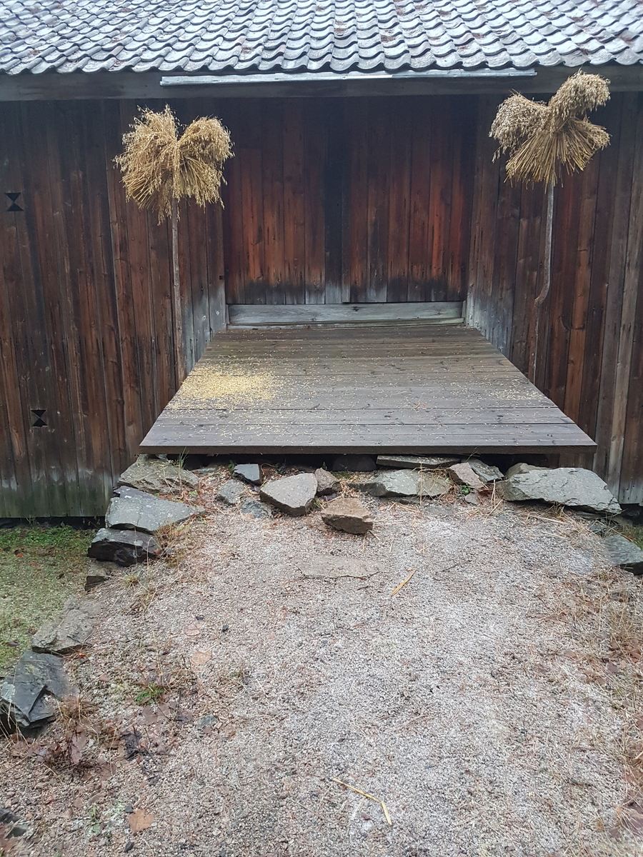 LØE FRA KVISLERBRÅTEN I SØR-ODAL, 1800-1850 
Overført til museet 1942, gjenoppført 1944 

Løa er i to etasjer, med kjørebru for hest og vogn opp til andre etasje. Midt i andre etasje ligger rommet som kalles låven. Hit ble korn og høy kjørt, og kornet ble tresket på låven. På begge sider av låverommet er det fôrrom som går over begge etasjer, fra golv til møne. Det ene ble brukt til korn, og det andre til høy. I første etasje kalles midtrommet underlåve. 

(Tekst hentet fra By og bygd 43, 2010)
