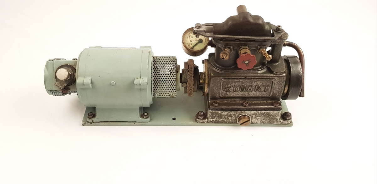Stuart dampmotor med batterilader.