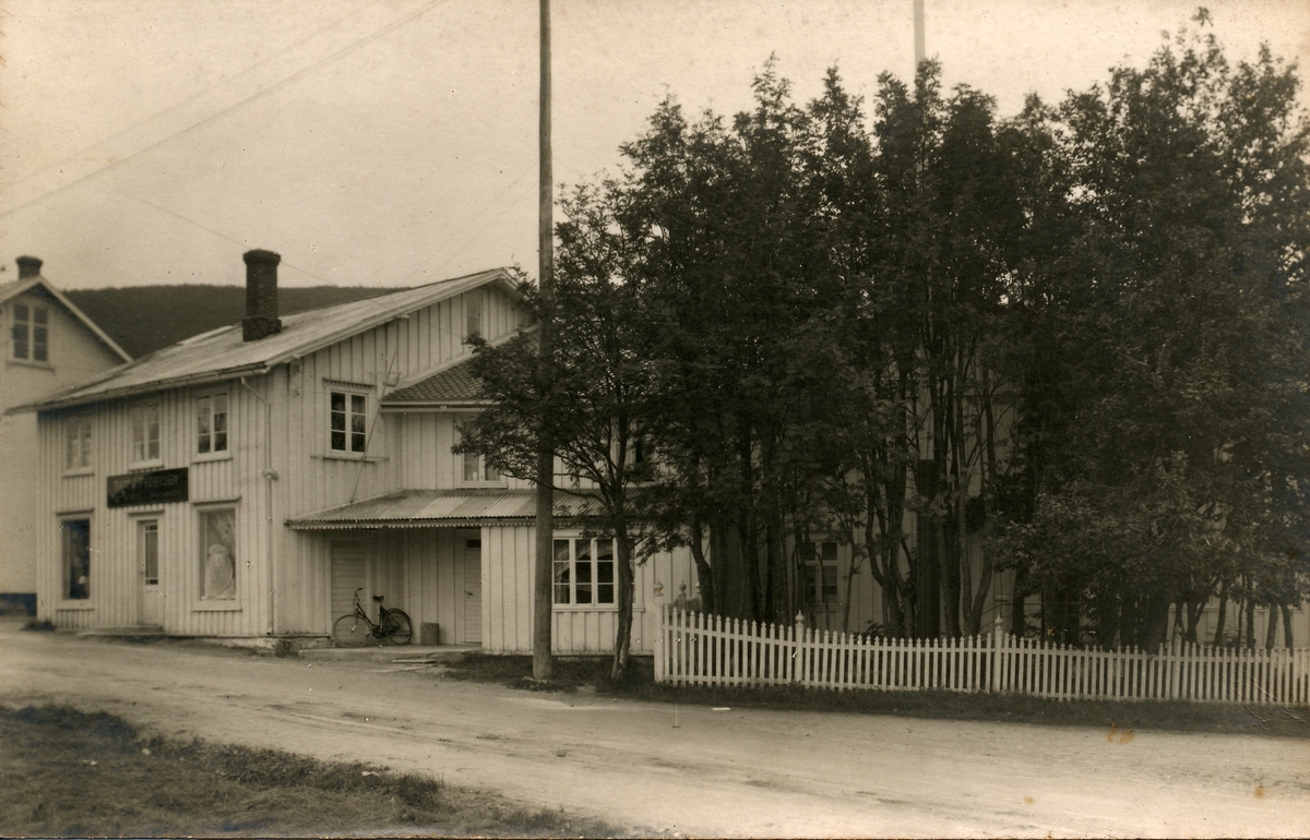 Eksteriør, Nanna Pedersens moteforretning. Gate. Stakittgjerde. Hage.