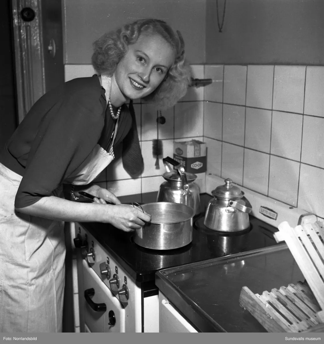 Medelpads lucia 1949, Gunvor Lindqvist, uppvaktas i hemmet i Järkvissle.