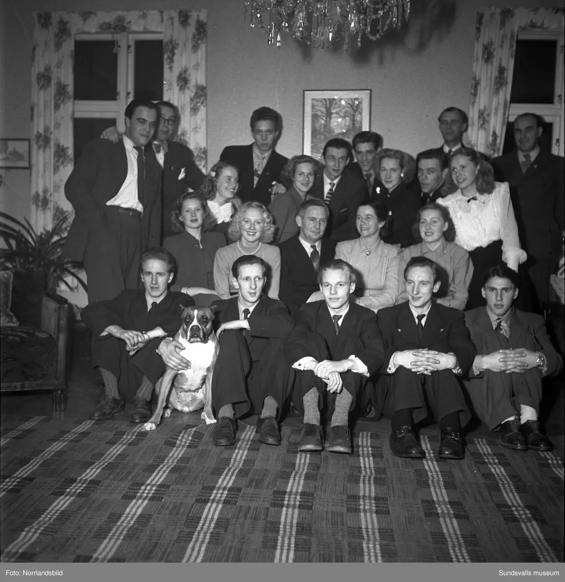Medelpads lucia 1949, Gunvor Lindqvist, uppvaktas i hemmet i Järkvissle.