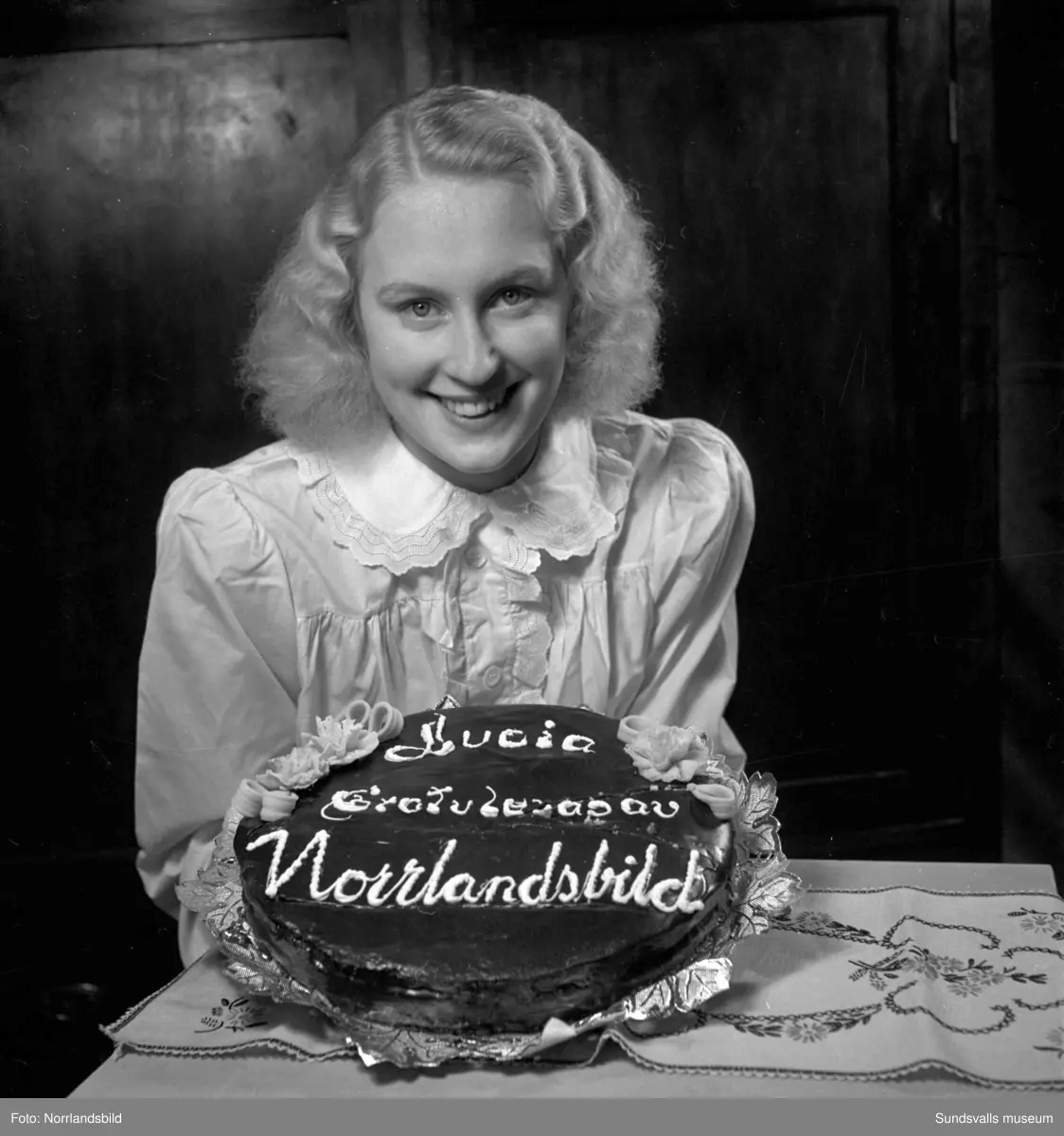 Medelpads lucia 1949, Gunvor Lindqvist, uppvaktas i hemmet i Järkvissle.