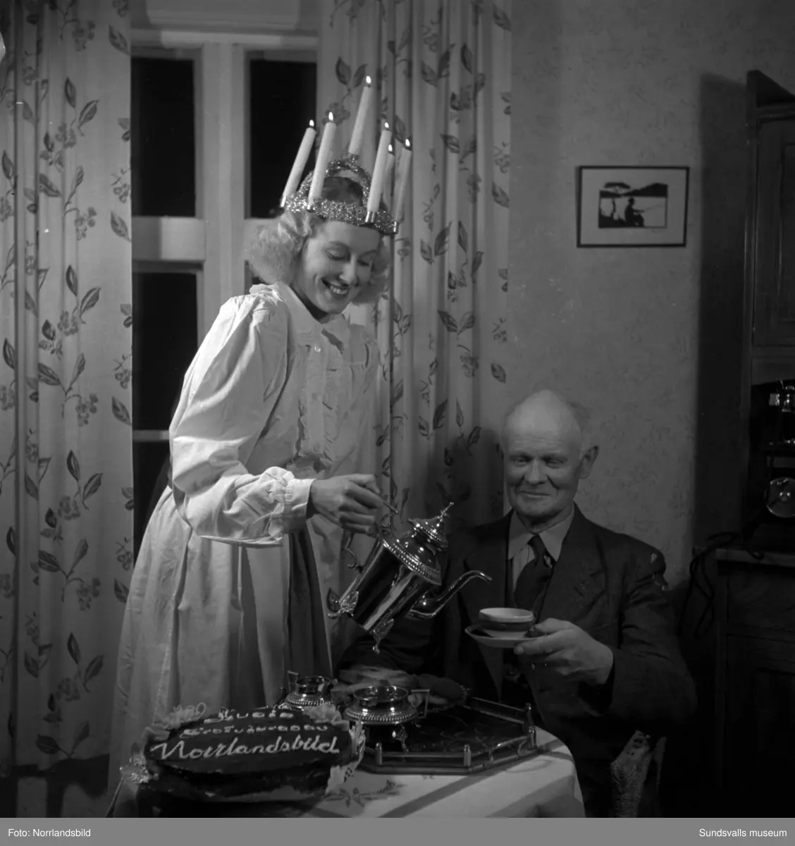 Medelpads lucia 1949, Gunvor Lindqvist, uppvaktas i hemmet i Järkvissle.