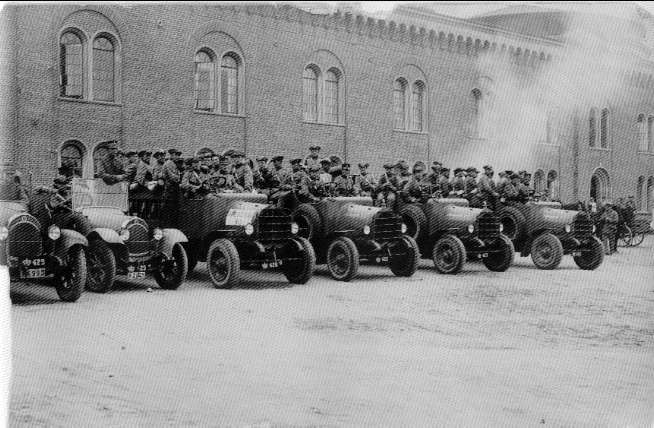 Int 2, militära fordon från år 1929. I bil nr 3 från vänster, längst fram sitter Karl Ivar Kvist.