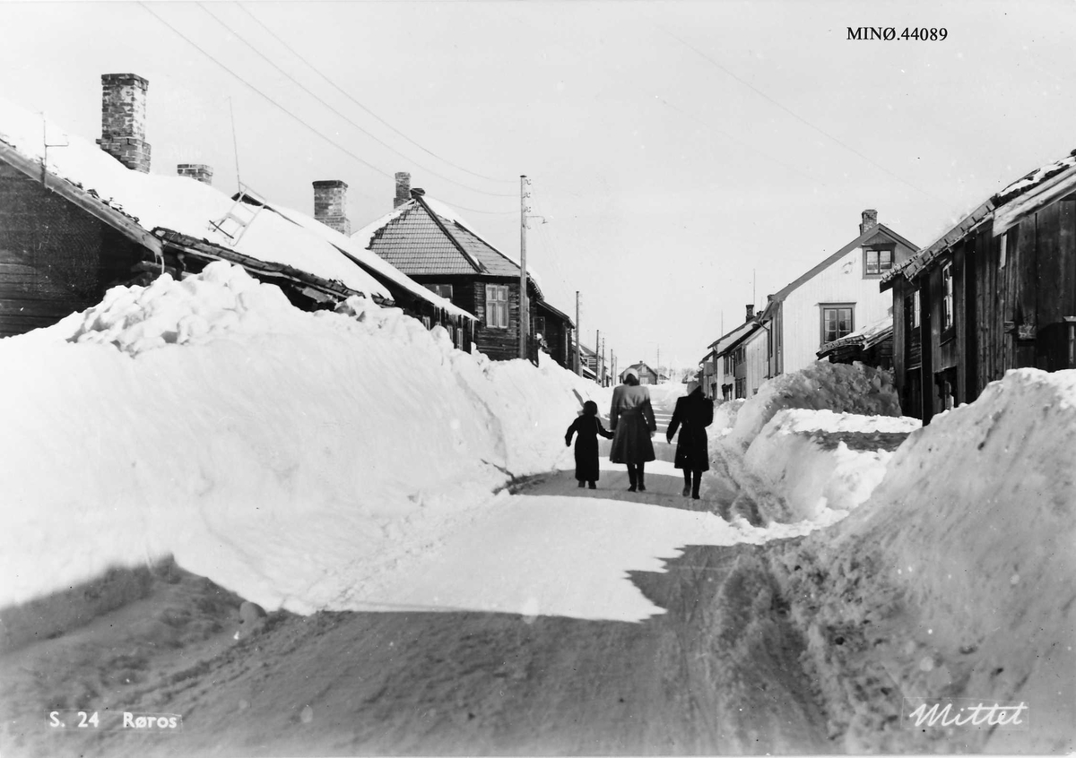 Postkort, deler av Røros, gatebilde. 