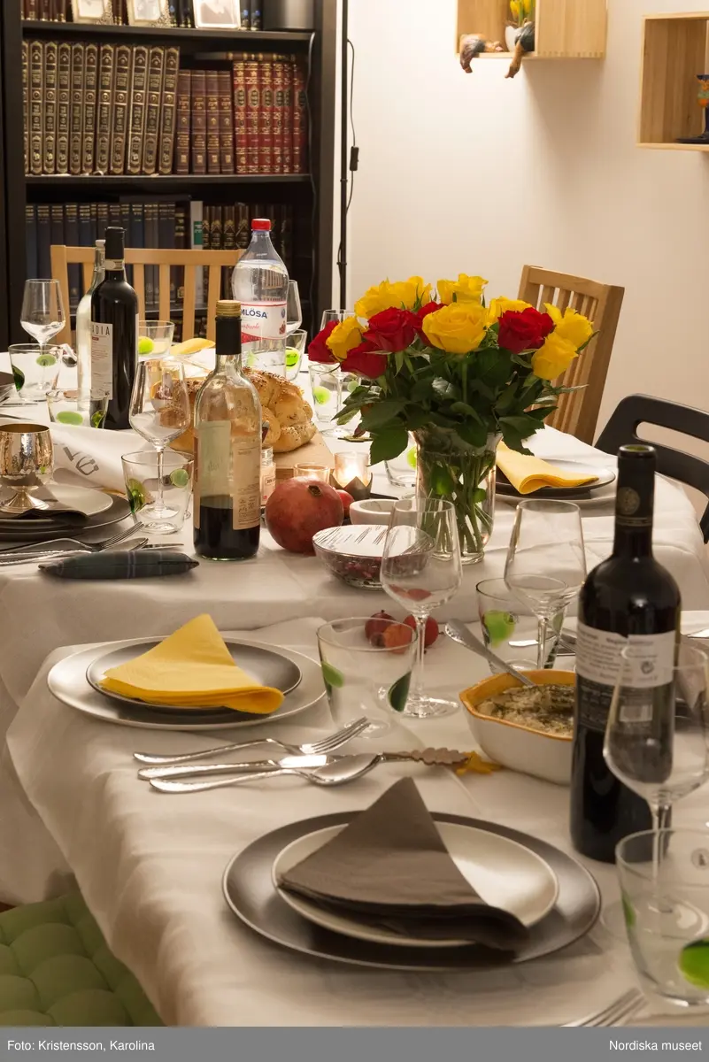 Rosh Hashana. Maten på ett judiskt nyårsbord: granatäpple, honung, bröd, äppelskivor, hummus, aubergine- och tomatröra, I köket: köttgryta (Hammin??) med sötpotatis, blomkål med citron, kycklingklubbor, ingefärssoppa, kryddris med linser och russin.