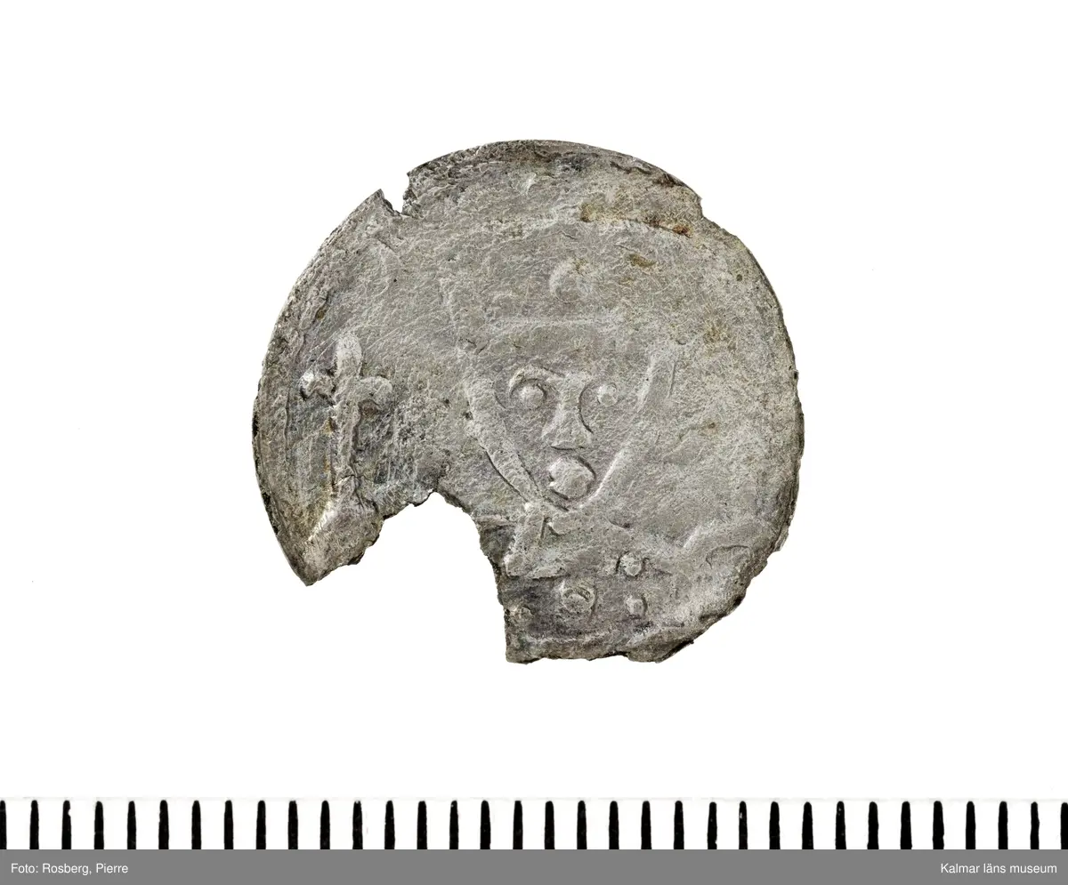 KLM 14507 Myntfynd, ett armband, bildat av silvermynt. Armbandet består av åtta infällda mynt, varav ett har lossnat från sin inramning. Mynt från Valdemar I:s tid, samt ärkebiskop Absalon, 1100-talets slut. Mynten i armbandet härstammar från ett jordfynd av ca 30 stycken likadana mynt, hittade i jorden på Åby prästgårds ägor omkr 1885. Av de nu befintliga åtta stycken, är präglade för Knut VI, Lund