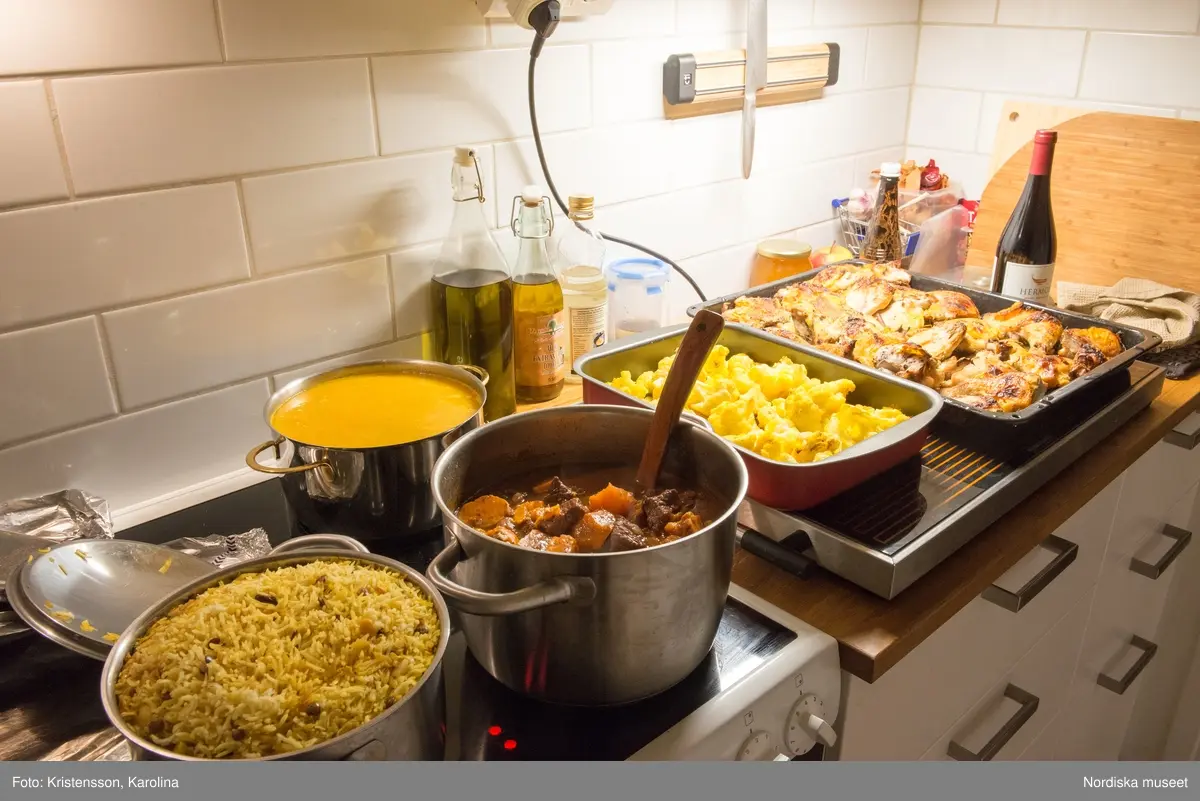Rosh Hashana. Maten på ett judiskt nyårsbord: granatäpple, honung, bröd, äppelskivor, hummus, aubergine- och tomatröra, I köket: köttgryta (Hammin??) med sötpotatis, blomkål med citron, kycklingklubbor, ingefärssoppa, kryddris med linser och russin.