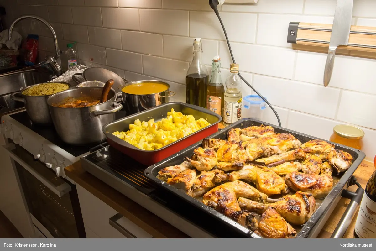 Rosh Hashana. Maten på ett judiskt nyårsbord: granatäpple, honung, bröd, äppelskivor, hummus, aubergine- och tomatröra, I köket: köttgryta (Hammin??) med sötpotatis, blomkål med citron, kycklingklubbor, ingefärssoppa, kryddris med linser och russin.