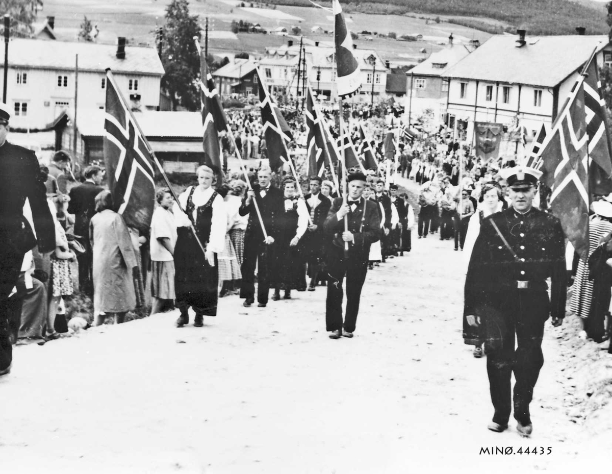 Personer, klær, flagg, bygninger. NU-stemne 1957