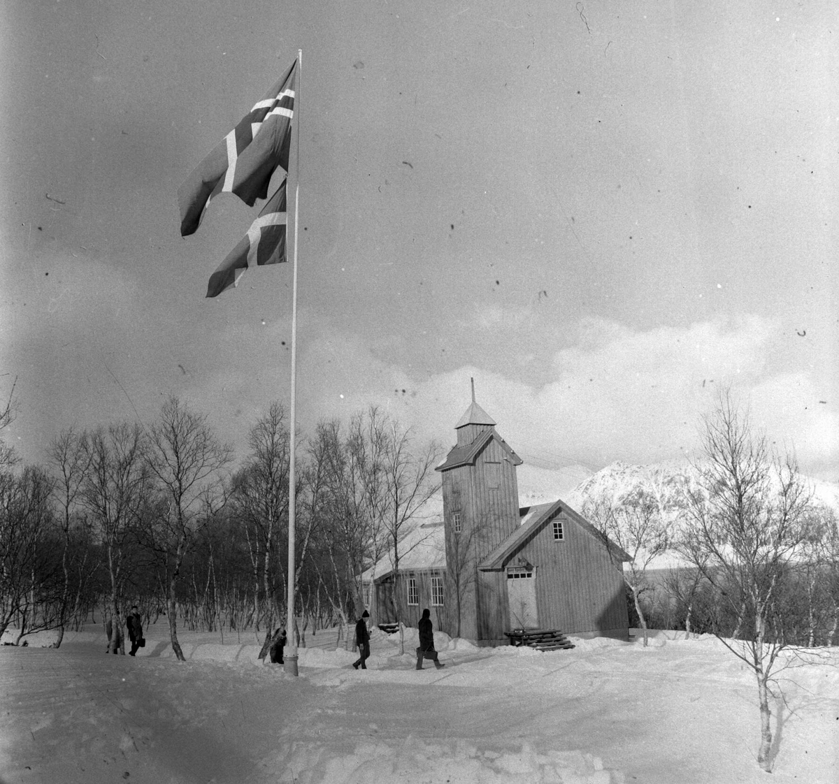 Kapellet på Elgsnes. Flagg i forgrunnen.