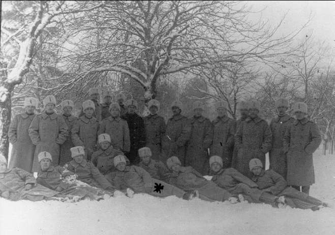 Gruppbild av militärer, vinterbild. Brevkort avstämplat i Karlsborg. Gåva av Birger Persson, genom Gunvor Björling Skara.