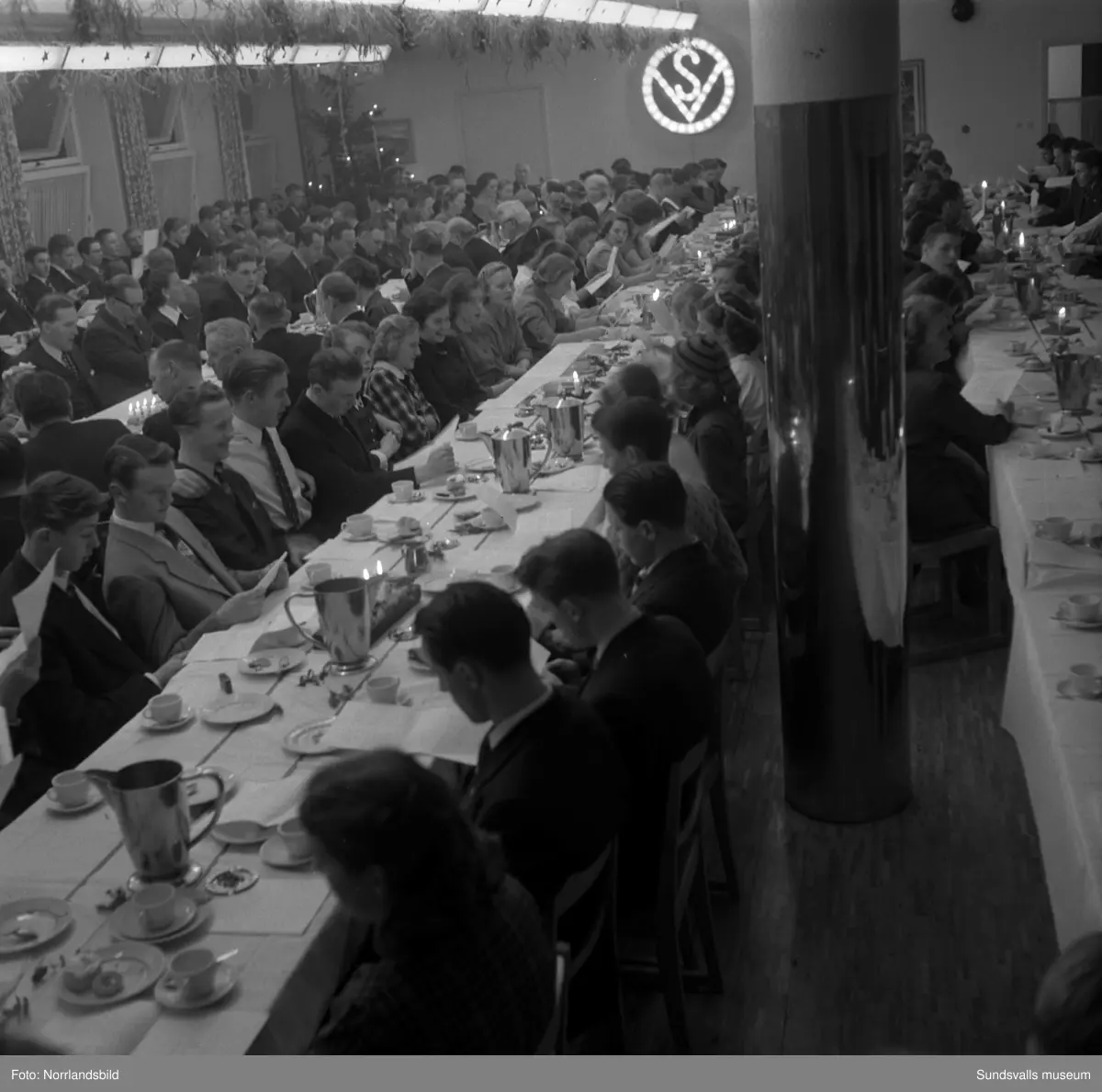 Verkstadsskolans luciafirande 1950. På första bilden ses från vänster: okänd, Britt Marie Johansson, Majlis Näsholm, Britt Karlsson, lucian Iris Oskarsson, Ingrid Gillström, Ulla Britt Olsson, Signe Nyström, okänd, okänd.