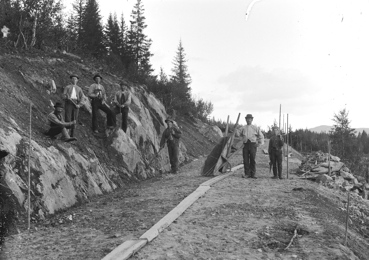 Dokumentasjon av arbeid med et veiprosjekt, ant i Trysil. Ukjente arbeidere. Vegbygging. Dessverre har vi ikke fått bekreftet opplysninger om hvilket prosjekt det er, men det kan være fra 1913, og bygging av vegen mellom Nybergsund og Innbygda.