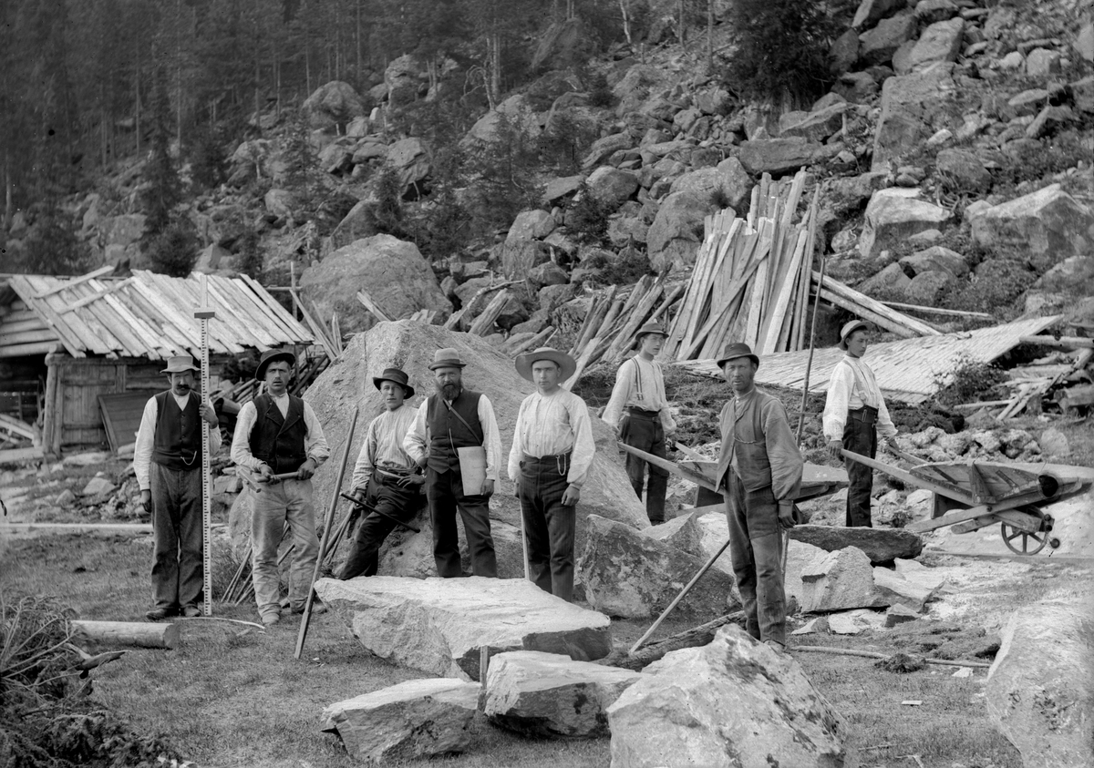 Dokumentasjon av arbeid med et veiprosjekt, ant i Trysil. Ukjente arbeidere. Vegbygging. Dessverre har vi ikke fått bekreftet opplysninger om hvilket prosjekt det er, men det kan være fra 1913, og bygging av vegen mellom Nybergsund og Innbygda.