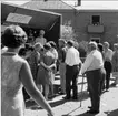 Folkfest på Rödesunds torg, år 1969. Henry Kindbom syns i förgrunden.