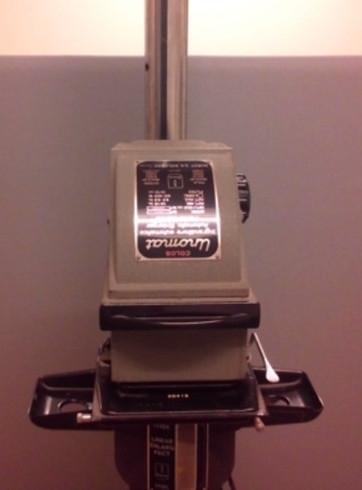 Durst Unomat Forstørrelseapparat for inntil 6,5 x 9 cm filmstørrelse. Diffusorforstørrer med søyle og bunnplate.