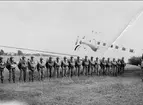 Karlsborg, FJS. Fallskärmsjägare uppställda utanför en DC 3:a, år 1957.