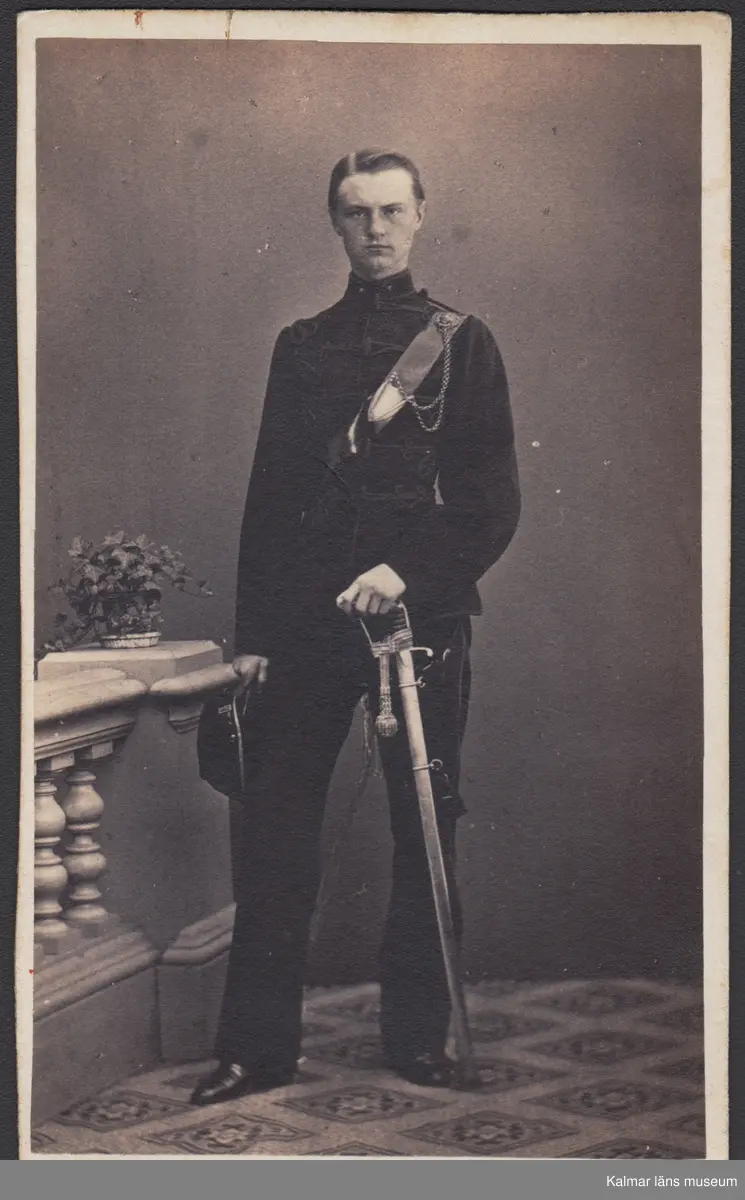 KLM 28583:20:42:1-4. Fotografi. 4 stycken porträtt i fickformat. Herrar med militäranknytning. Text på baksidan men det har ej gått att fastställa identitet.