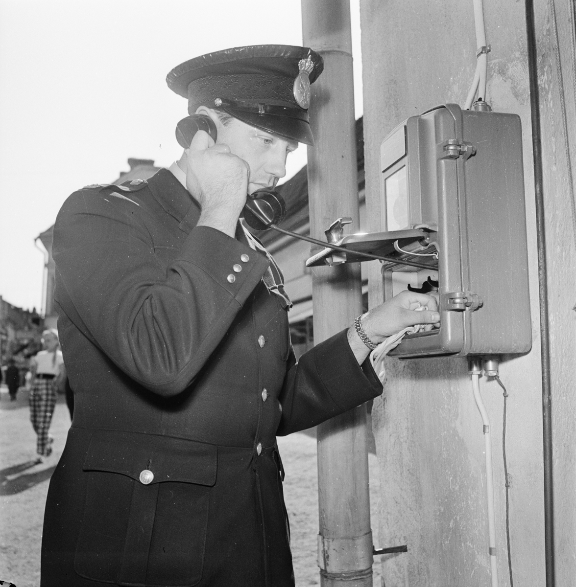 Polis vid brandskåp, Vaksalagatan, Uppsala 1952